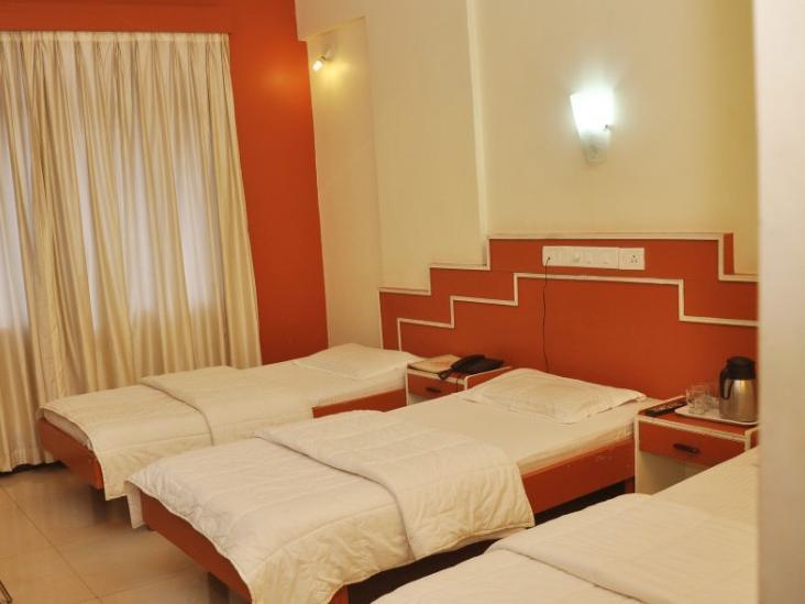 מפוסה Hotel Satyaheera מראה חיצוני תמונה